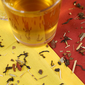 Glass of brewed Endurance next to Endurance loose leaf tea.